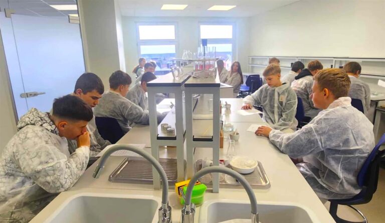 aštuntokai lankėsi gamtos mokslų laboratorijoje
